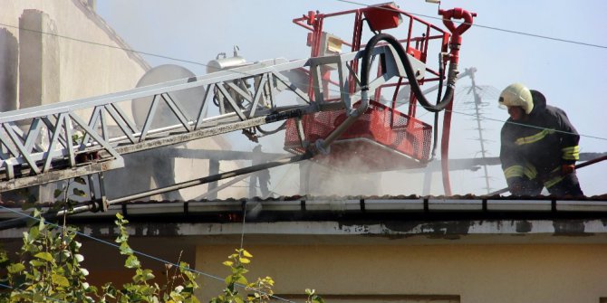 Mazot tankeri tutuştu, evin çatısı kül oldu