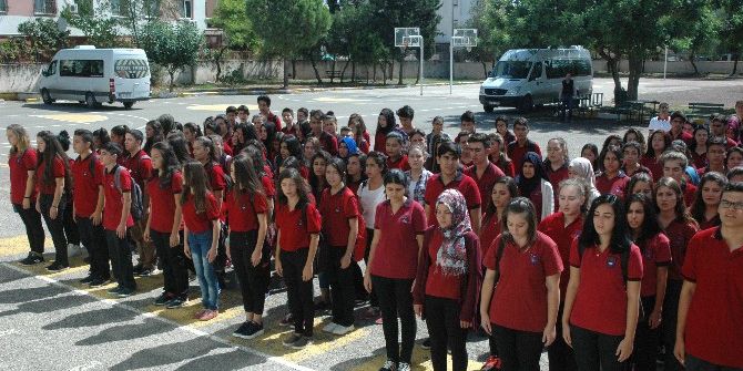 Liseli Gençler Okuldaki Törene Yakalarında 15 Temmuz Şehitlerinin İsimleriyle Katıldılar
