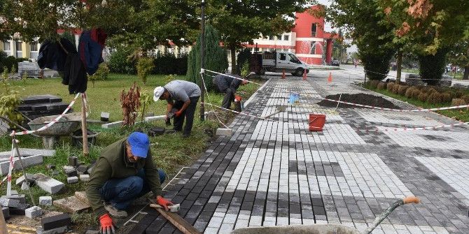 Kaldırımlar Elden Geçiriliyor