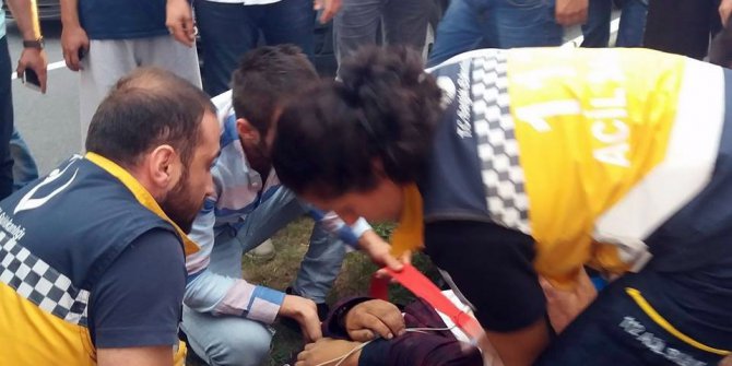 Motosiklet yolun karşısına geçmeye çalışan kadına çarptı