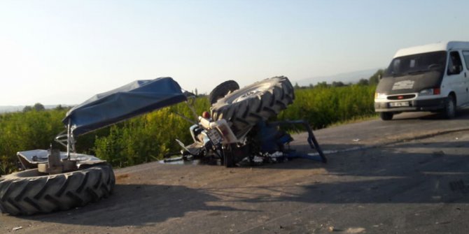 Tur otobüsü ile traktör çarpıştı: 2 yaralı