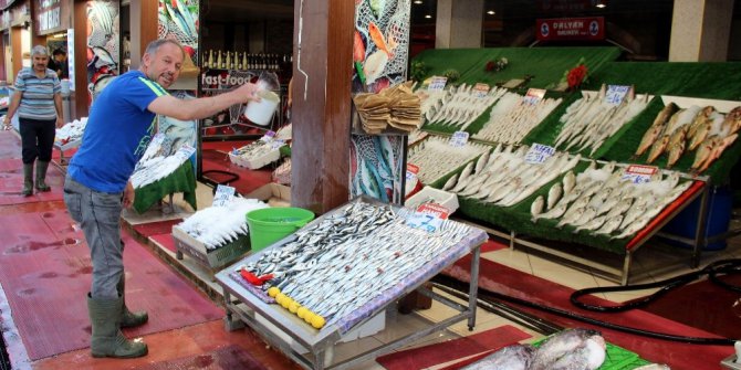 Balıklar tezgahlardaki yerini aldı