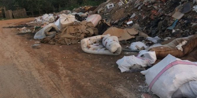 Akçakoca’da Yukarı Mahalle halkı yola dökülen çöplerden şikayetçi