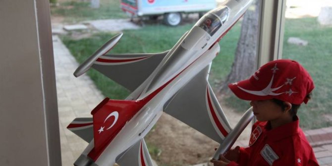 Şehit kızı Sahra, hayranı olduğu "Türk Yıldızları" ile tanıştı