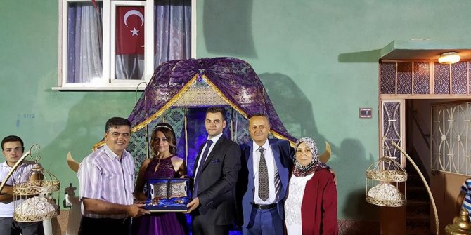 Başkan Yalçın, genç çiftin mutluluklarına ortak oldu