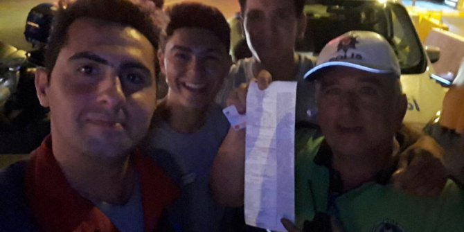 Kendisine ceza yazan trafik polisiyle selfie çektirdi