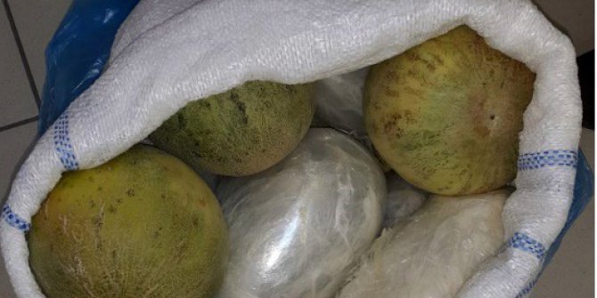 Uyuşturucuyu kavunların arasına sakladı