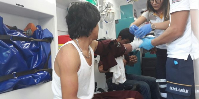 Afgan uyruklular kendini bıçakladı