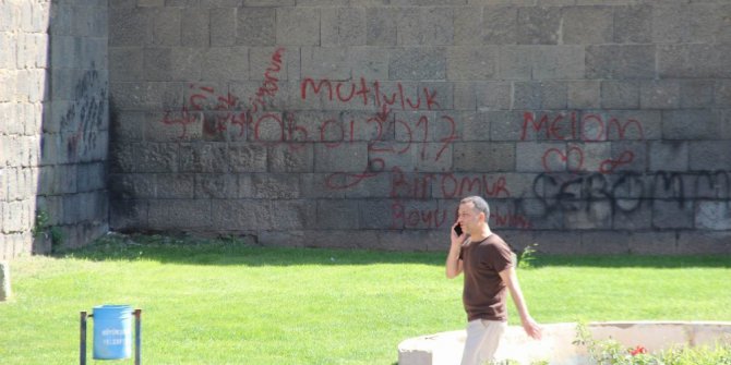 Tarihi surlar yazı tahtasına döndü