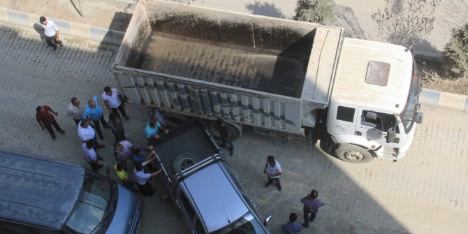 Yol kenarına park eden araçlara esnaftan tepki