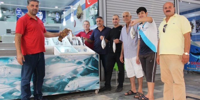 Balık semt pazarı esnafı açılışa özel balık ziyafeti verecek