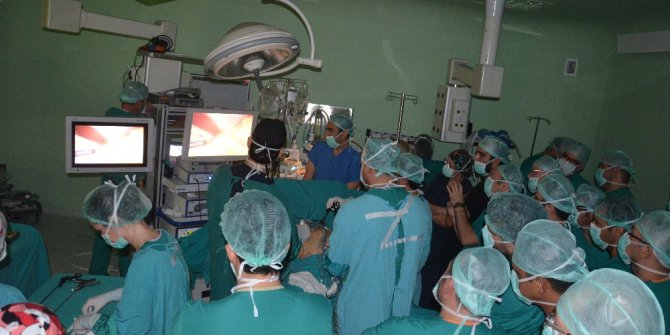 Sempozyumda canlı metabolik cerrahi ameliyatı