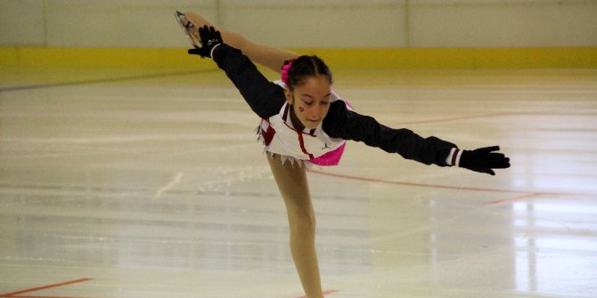 Erzurum’da Artistik Buz Pateni Nenehatun Kupası figür yarışları başladı