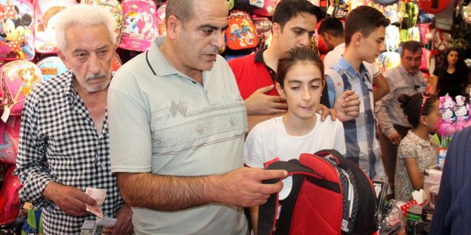 Okul alışverişinde vatandaşlar sıraya girdi, esnafın yüzünü güldü
