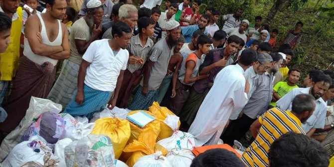 Rohingyalı Müslümanlar, kamplara yeterli yemek gelmediği için aç kalıyor