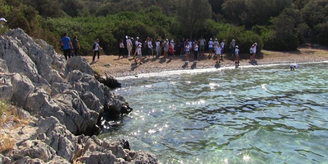 Öğrenciler kıyıları baştan sona temizledi