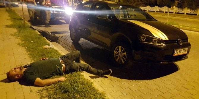 Alkollü kişiler patlayan lastiği değiştirirken yolda sızıp kaldı