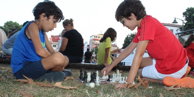 Sokakta Satranç Var