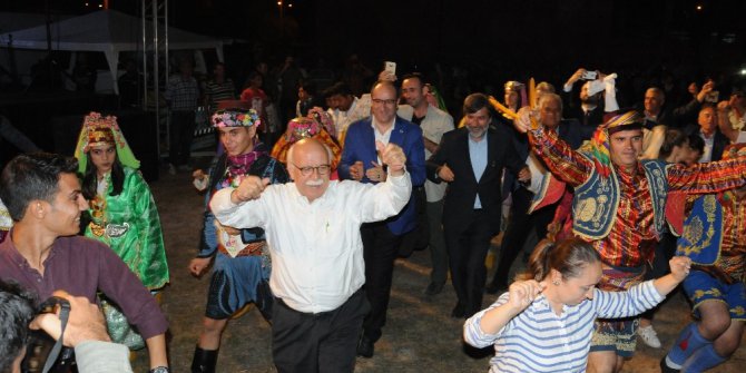 Eski bakandan efeleri kıskandıracak zeybek gösterisi