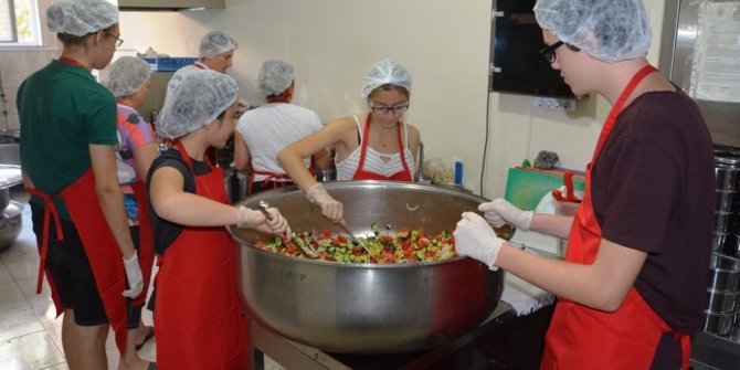 Gönüllü gençler, Dost Eli Aşevinde