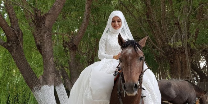 Biniciliği seven gelin, düğün öncesinde gelinlikle ata bindi