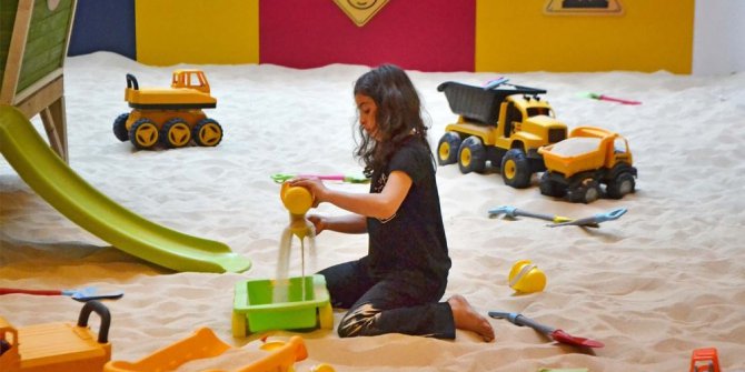 Piazza’da kum havuzu ve buz pisti ile eğlence sürüyor