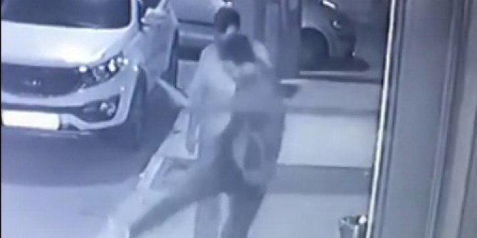 Kaldırımda oturan köpeğe tekme