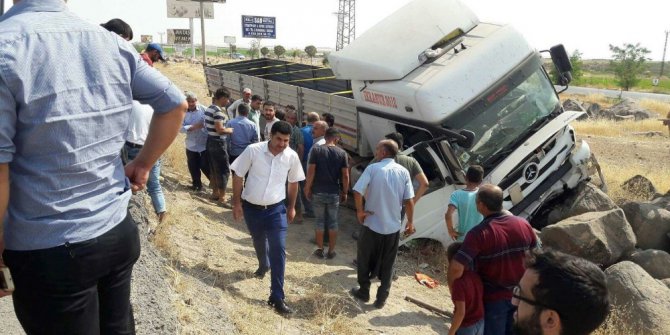 Kontrolden çıkan tır kayalıklara çarptı