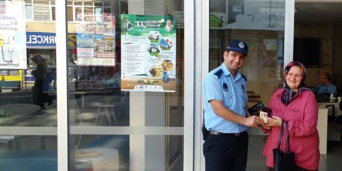 Zabıta, kayıp cüzdanı sahibine teslim etti