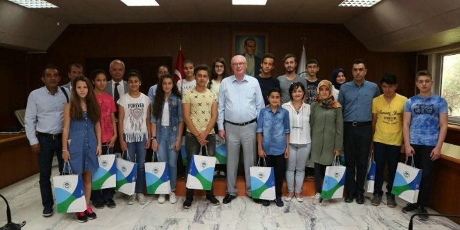 Emek’in başarılı öğrencileri Başkan Kurt’u ziyaret etti