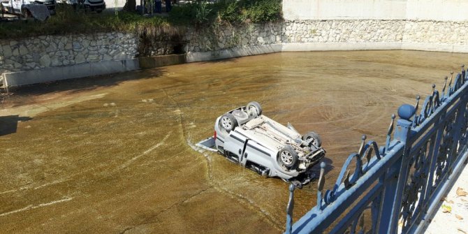 Yoldan çıkan hafif ticari araç çaya uçtu