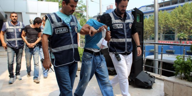 Kulağındaki telefonu kapkaç yaptılar