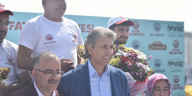 Galata köprüsünde balık tutma yarışı renkli görüntülere sahne oldu