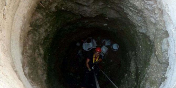 Su kuyusuna düşen kediyi itfaiye kurtardı