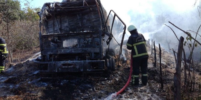 Saman yüklü kamyon yandı