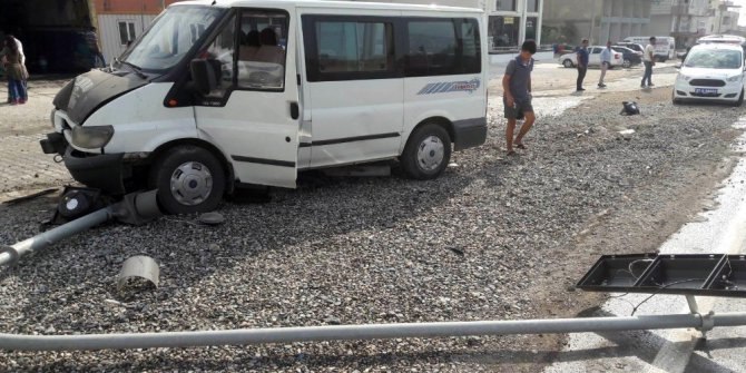 Trafik ışıklarına çarparak durabildi