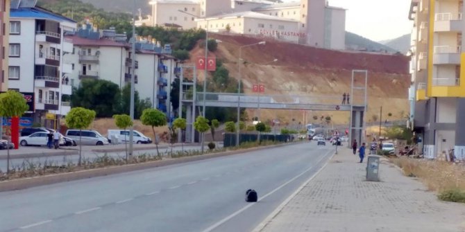 Şüpheli paketten kıyafet ve yiyecek çıktı