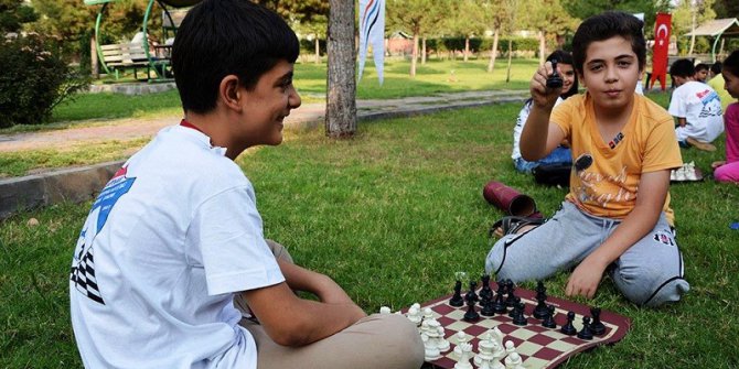 Parkta satranç keyfi