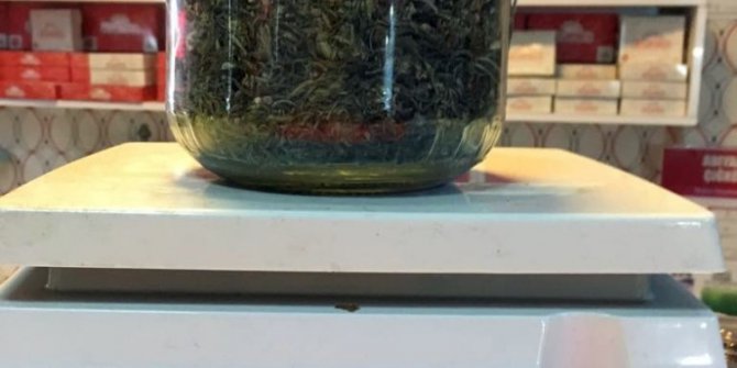 Polisin şüphesi kavanoza saklanmış uyuşturucuyu yakalattı