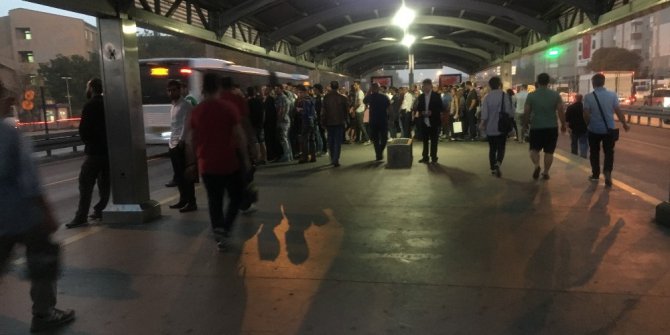 Metrobüs duraklarında okul yoğunluğu erken saatlerde başladı