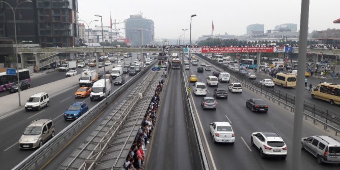 Metrobüs durağında insan seli
