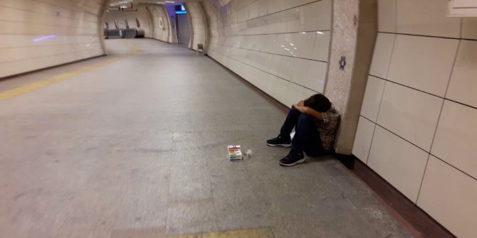 Kağıt toplayıcısı çocuk yürek burktu