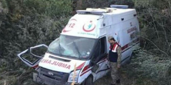 Ambulans şarampole devrildi: 3 yaralı
