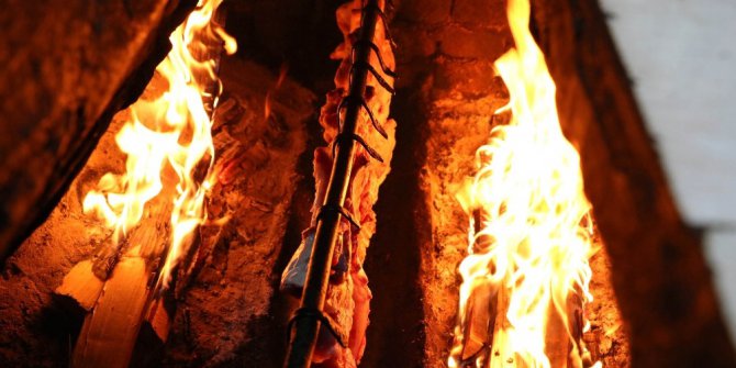 74 yaşındaki kebap ustası, 50 yıldır tandır kebabı pişiriyor