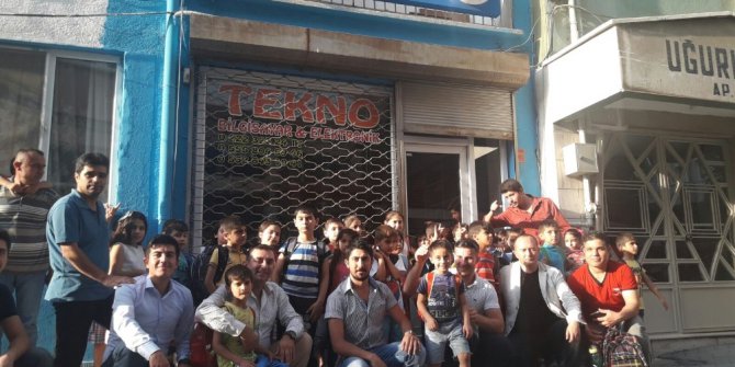 Okula yeni başlayan çocukların yüzünü ülkücü ağabeyleri güldürdü