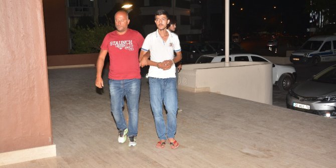 Kaldırımda oturan köpeğe tekme atan şahıs yakalandı