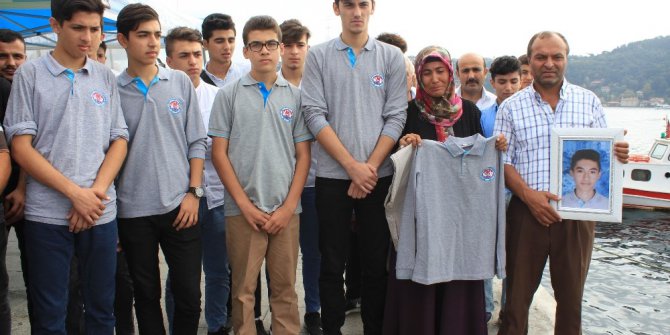 Furkan’ın sınıf arkadaşları okul kıyafetleriyle, kaybolduğu yerde onu bekledi