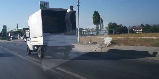 Kamyona asılan şahsın tehlikeli yolculuğu