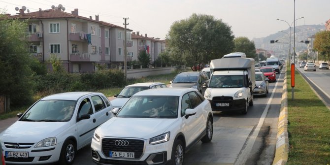 Sakarya’da okullar açıldı, trafik durma noktasına geldi