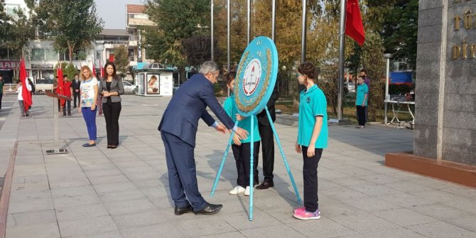Düzce’de eğitim öğretim yılı çelenk sunumu ile başladı